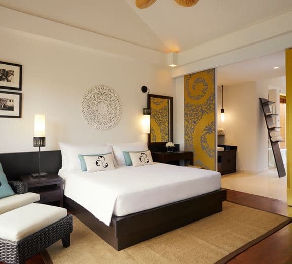 Junior Suite with Pool View Номера