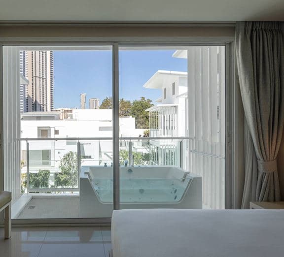 DELUXE BATH POOL VIEW Номера