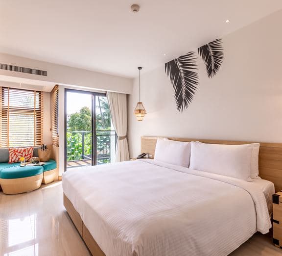 SUPERIOR POOL VIEW ROOM KING BED Номера