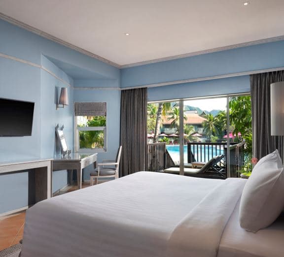Deluxe Pool View Room Номера