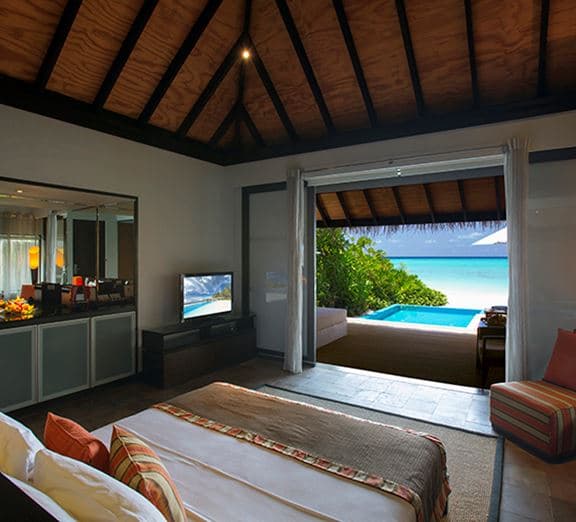 Beach Villa with Pool Номера