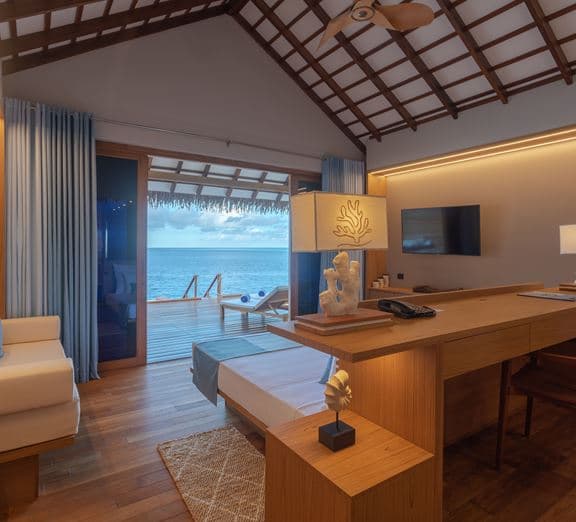 Sunset Water Bungalow with Jacuzzi Номера