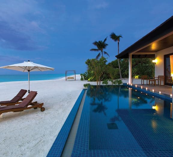 Sunset Beach Villa with Pool Номера