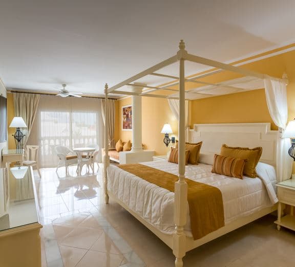 1 KING BED POOL SIDE JUNIOR SUITE Номера