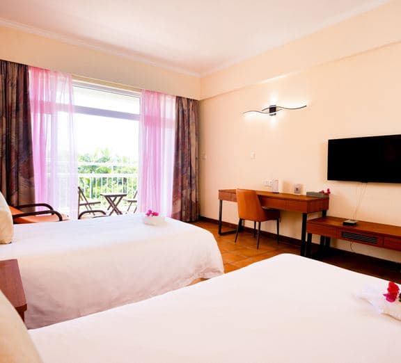 GARDEN VIEW ROOM WITH BALCONY TWIN / QUEEN BED Номера
