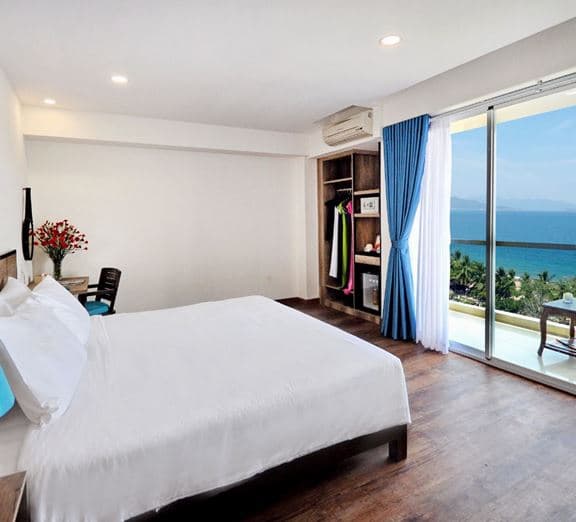 DELUXE SEA VIEW WITH BALCONY Номера