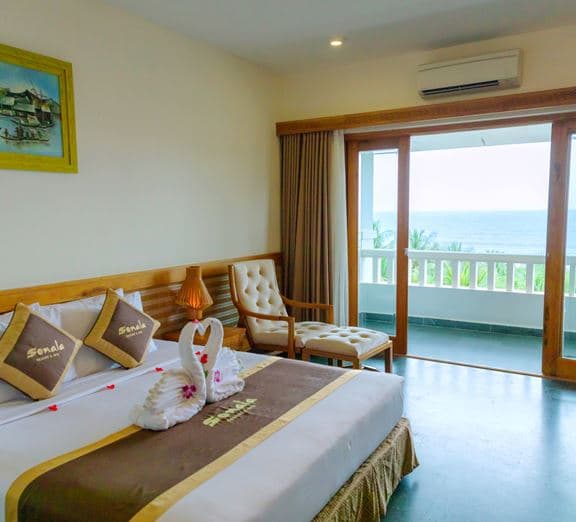 DELUXE SEA VIEW WITH BALCONY Номера