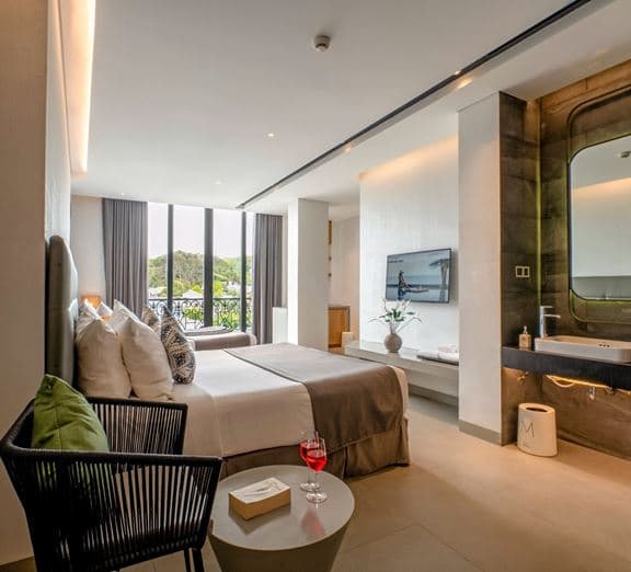 DELUXE TRIPLE SUITE CITYVIEW WITH BALCONY Номера