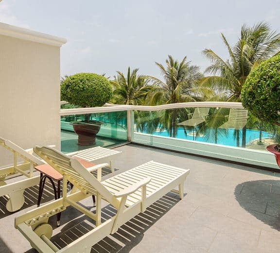 DELUXE POOL VIEW WITH BALCONY Номера