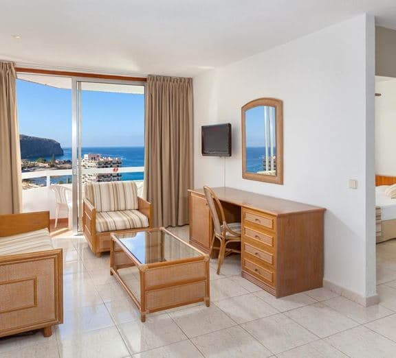 Twin Room with Lounge Номера