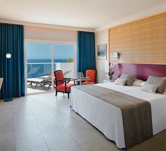 DOUBLE SEA VIEW HIGH FLOOR BALCONY OR TERRACE Номера