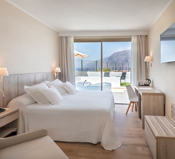 DELUXE GARDEN VIEW WITH HOT TUB BALCONY OR TERRACE Номера