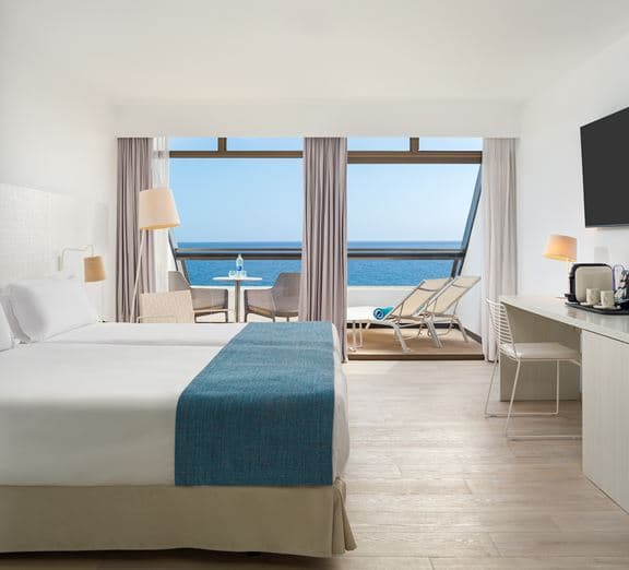 DOUBLE SEA VIEW PREMIUM TOP 9TH FLOOR WITH TERRACE Номера