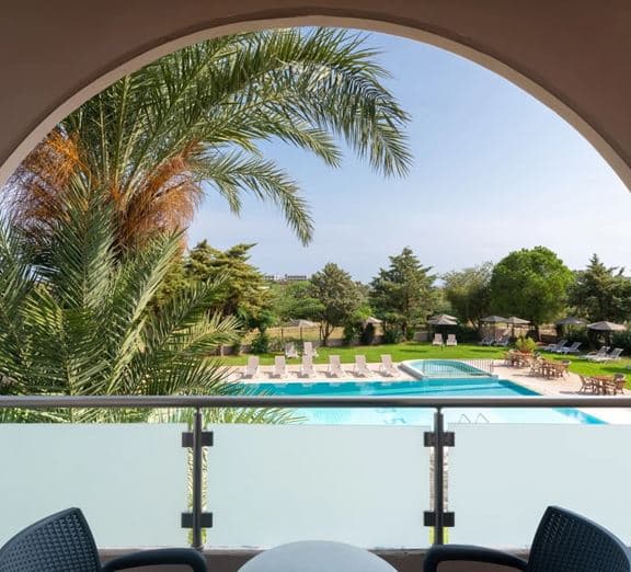Triple Studio Pool View Номера