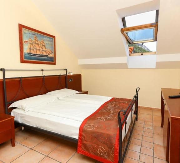 DOUBLE STANDARD ROOMS & TWIN STANDARD ROOMS WITH ROOF WINDOW Номера