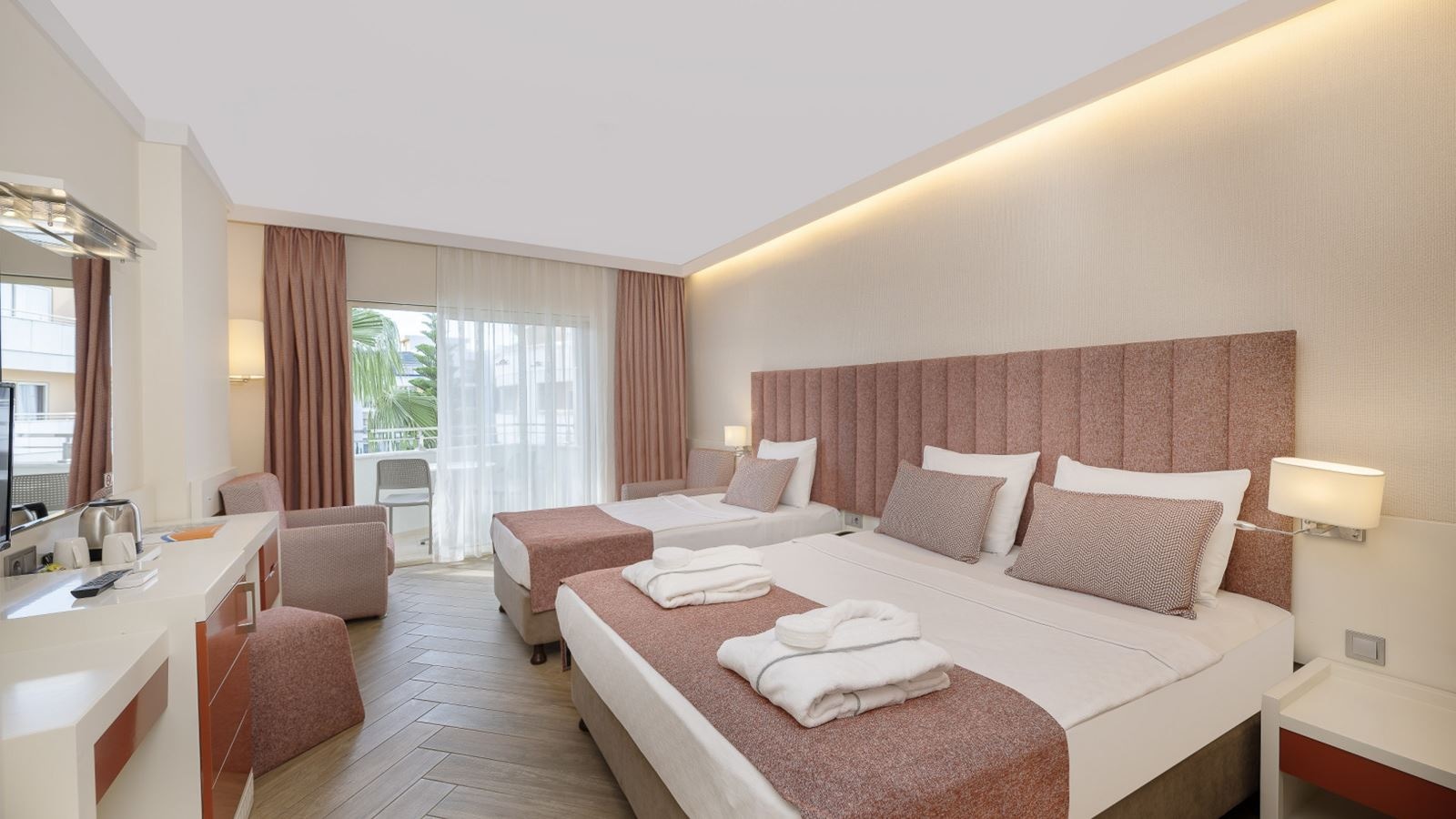 rooms-standard-room-pool-view