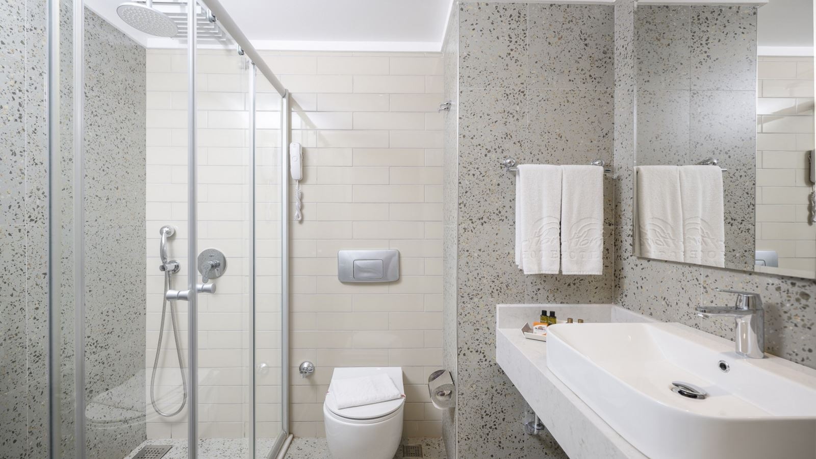 rooms-standard-room-pool-view