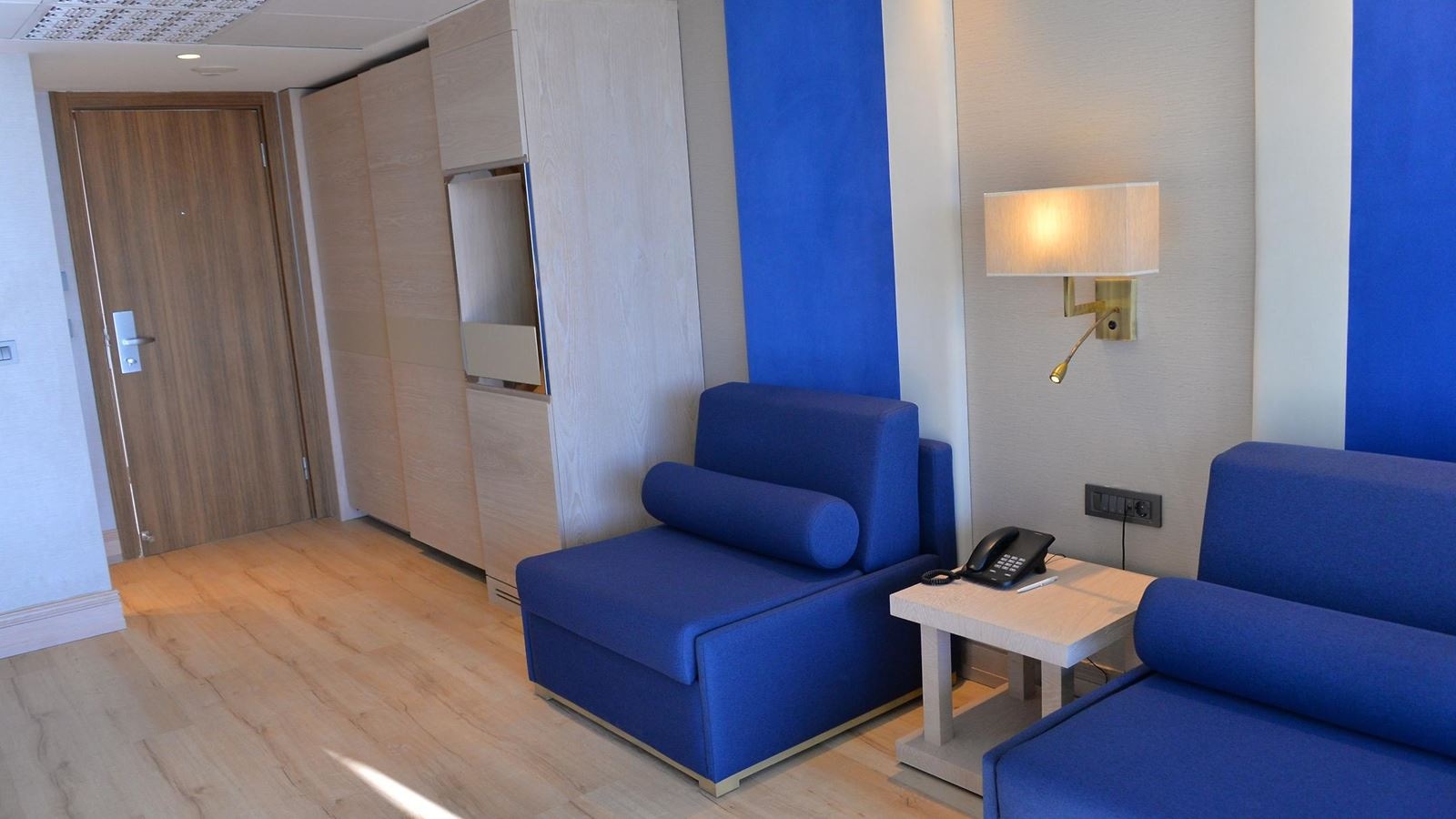 rooms-deluxe-suite-land-view