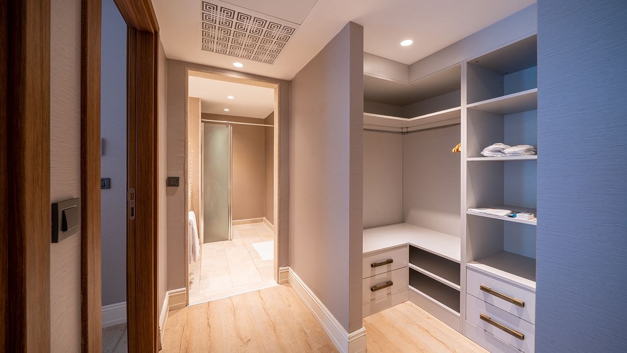 rooms-deluxe-family-room-land-side