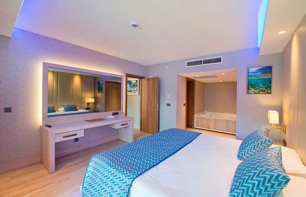 rooms-deluxe-suite-with-jacuzzi-land-side