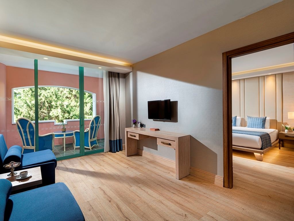 rooms-deluxe-suite-land-view