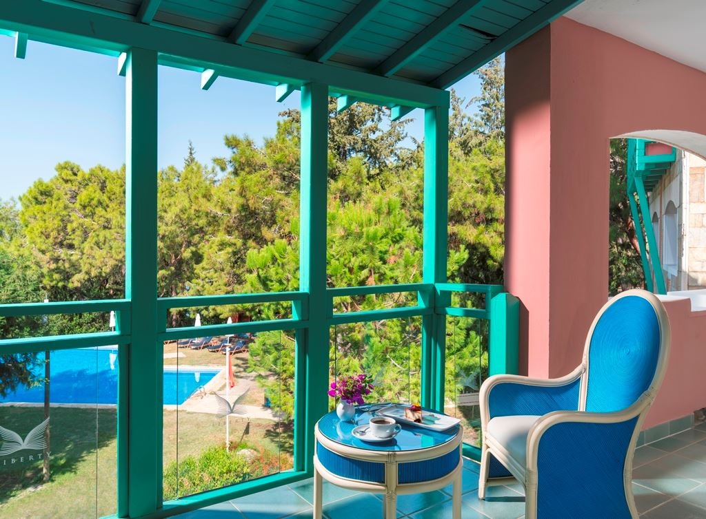 rooms-deluxe-suite-land-view