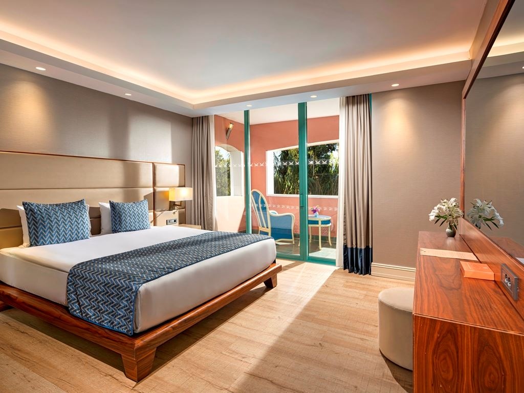 rooms-deluxe-suite-land-view