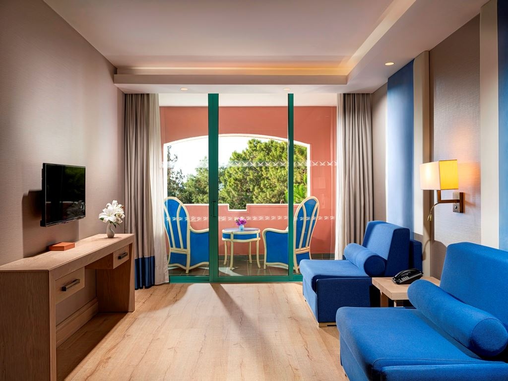 rooms-deluxe-suite-with-jacuzzi-land-side