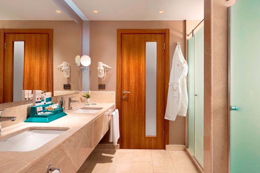 rooms-deluxe-suite-with-jacuzzi-land-side