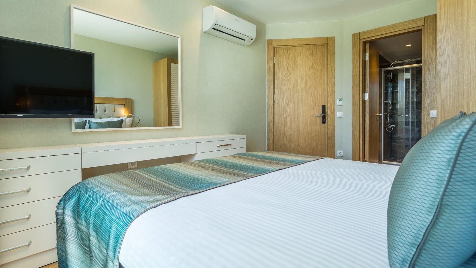 rooms-aska-river-side-anex-building-standart-land-view-room--french-balcony