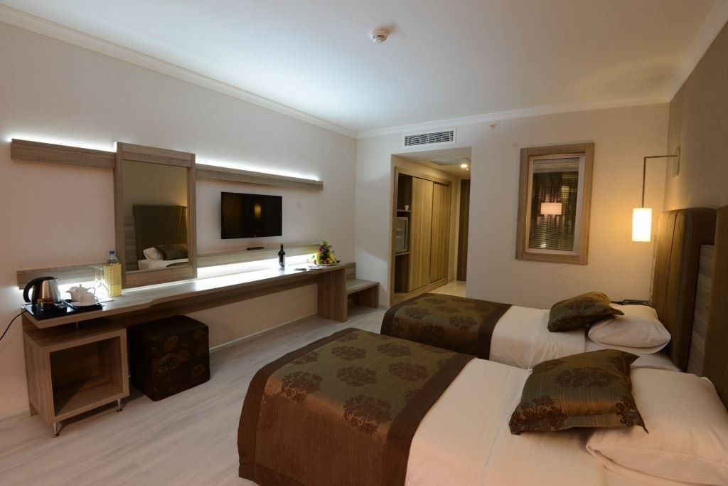 rooms-standard-land-view-room