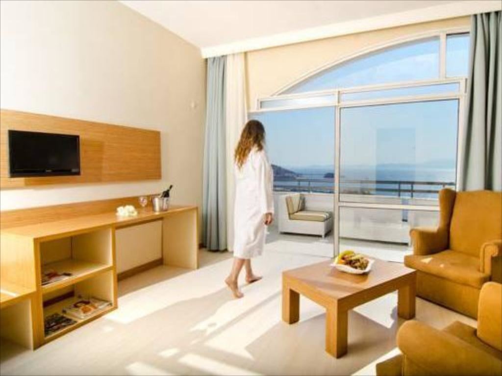 rooms-family-room--2-bedrooms-seaview-balcony