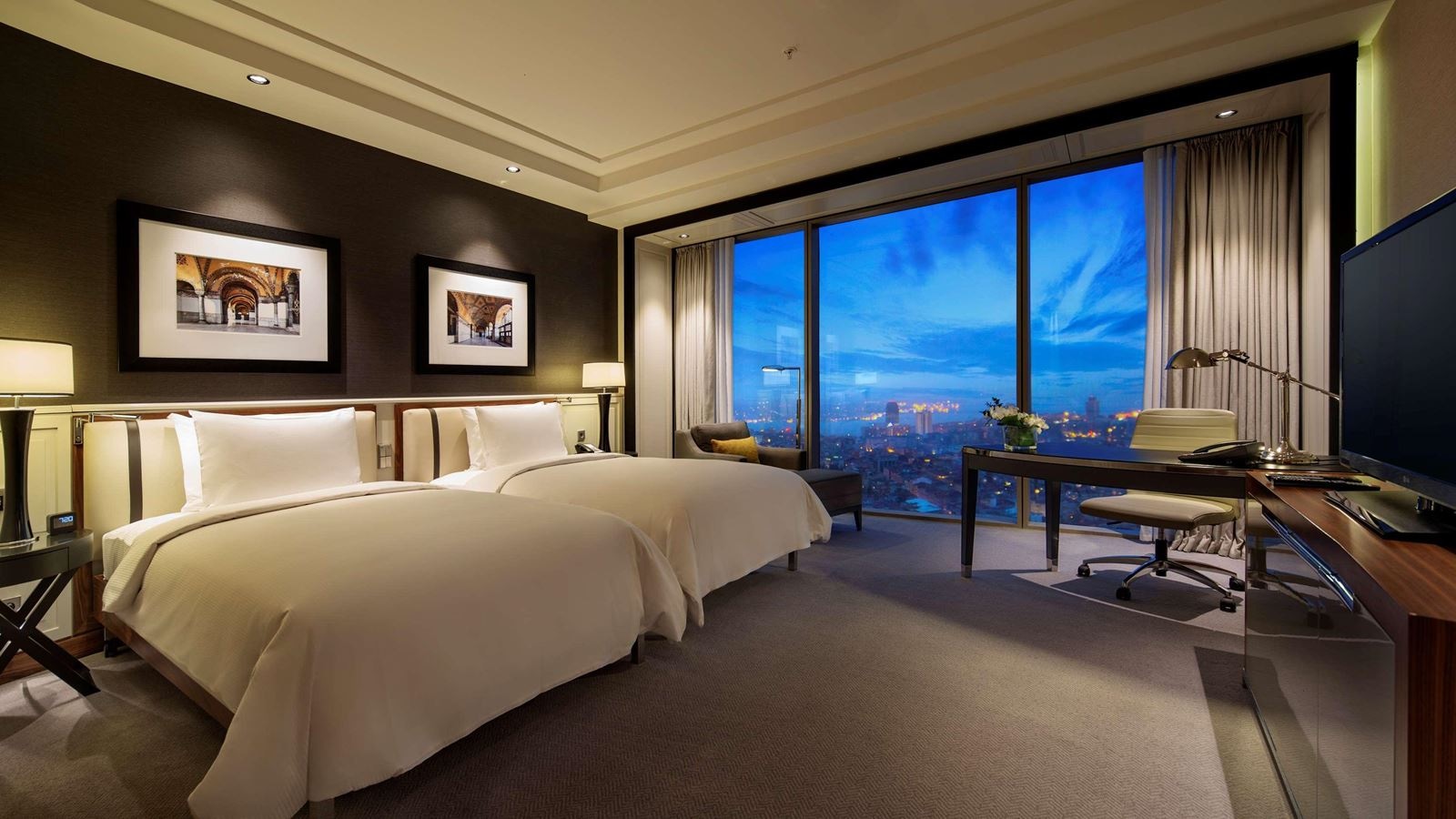 rooms-suite-king-size-bed