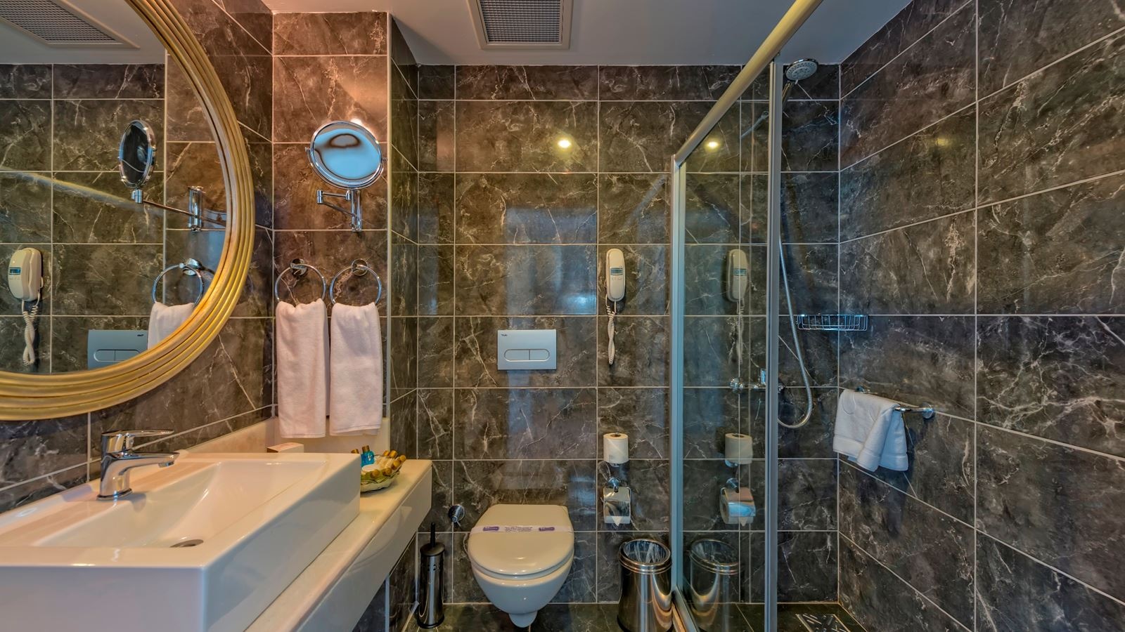 rooms-family-room-land-view