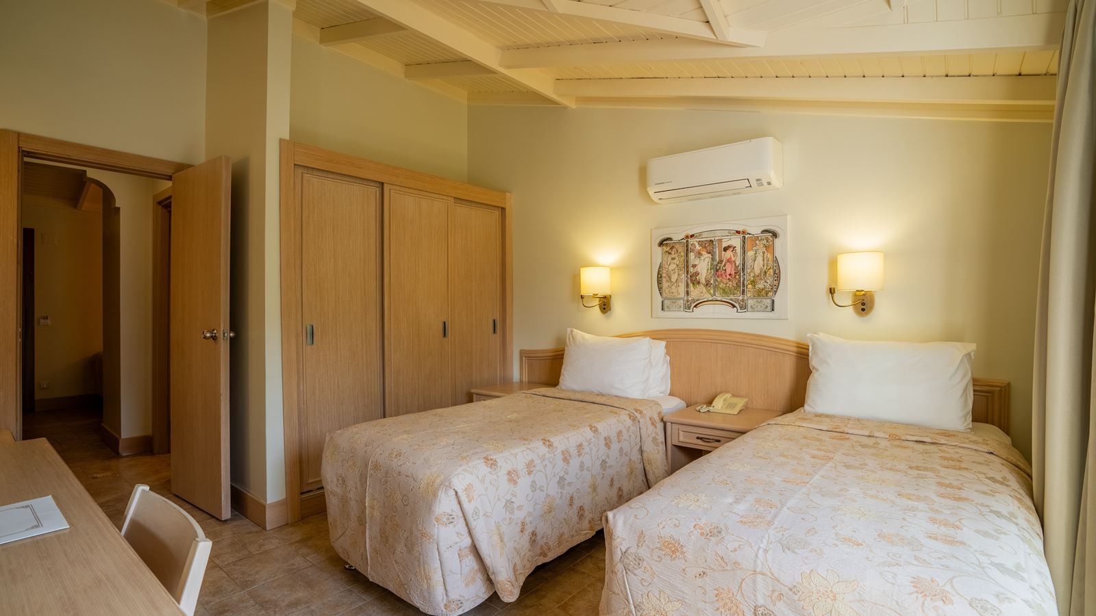 rooms-deluxe-family-room