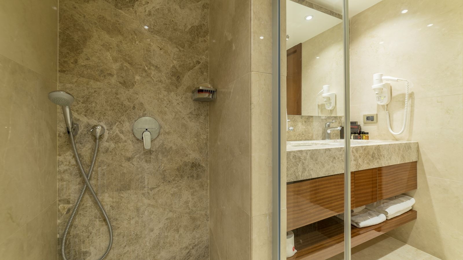 rooms-superior-room-land-view