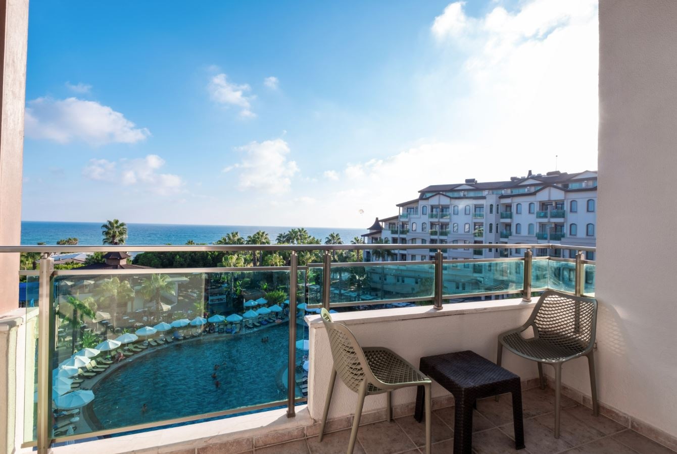 rooms-family-room-sea-view