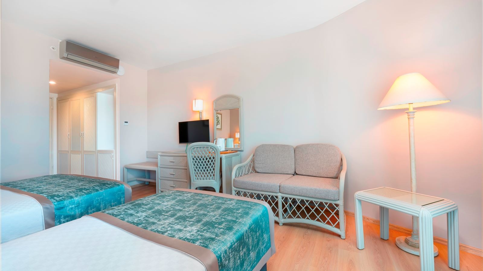 rooms-anex-building-land-view