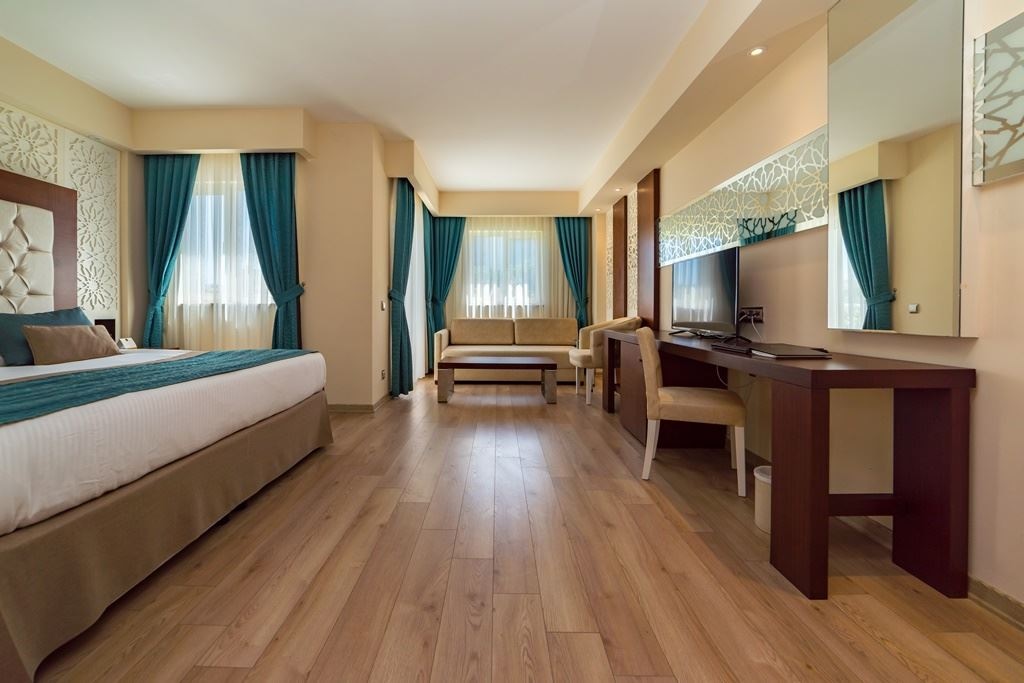 rooms-terrace-family-room