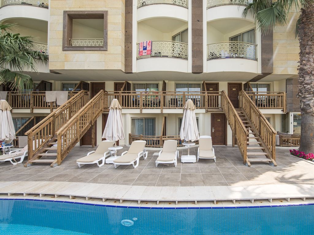 rooms-pool-family-room