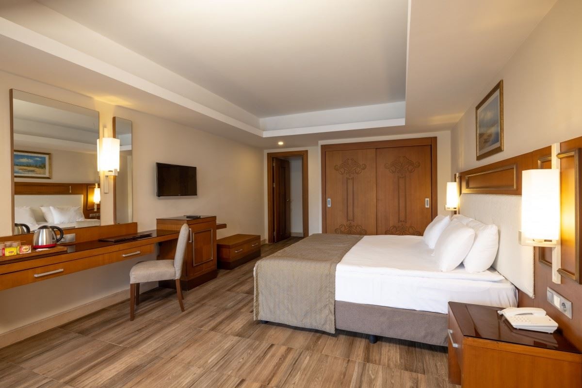 rooms-pool-family-room