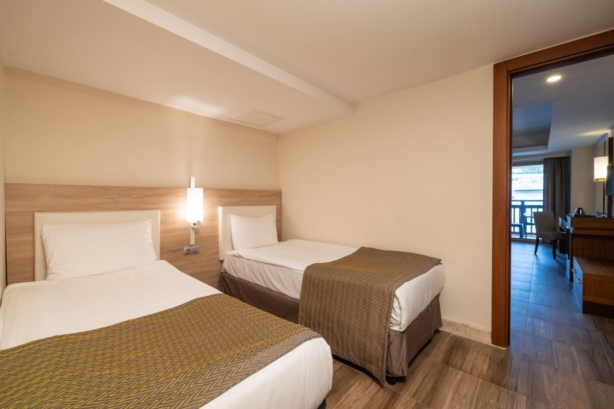 rooms-pool-family-room