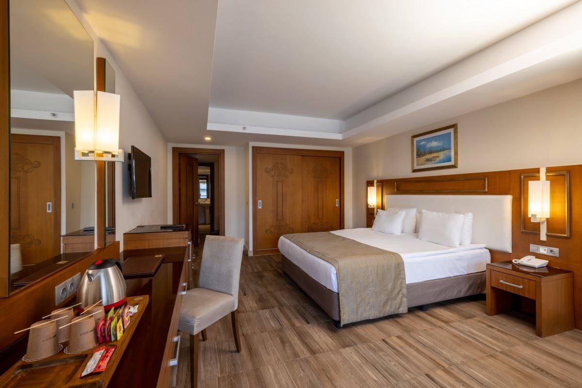 rooms-pool-family-room