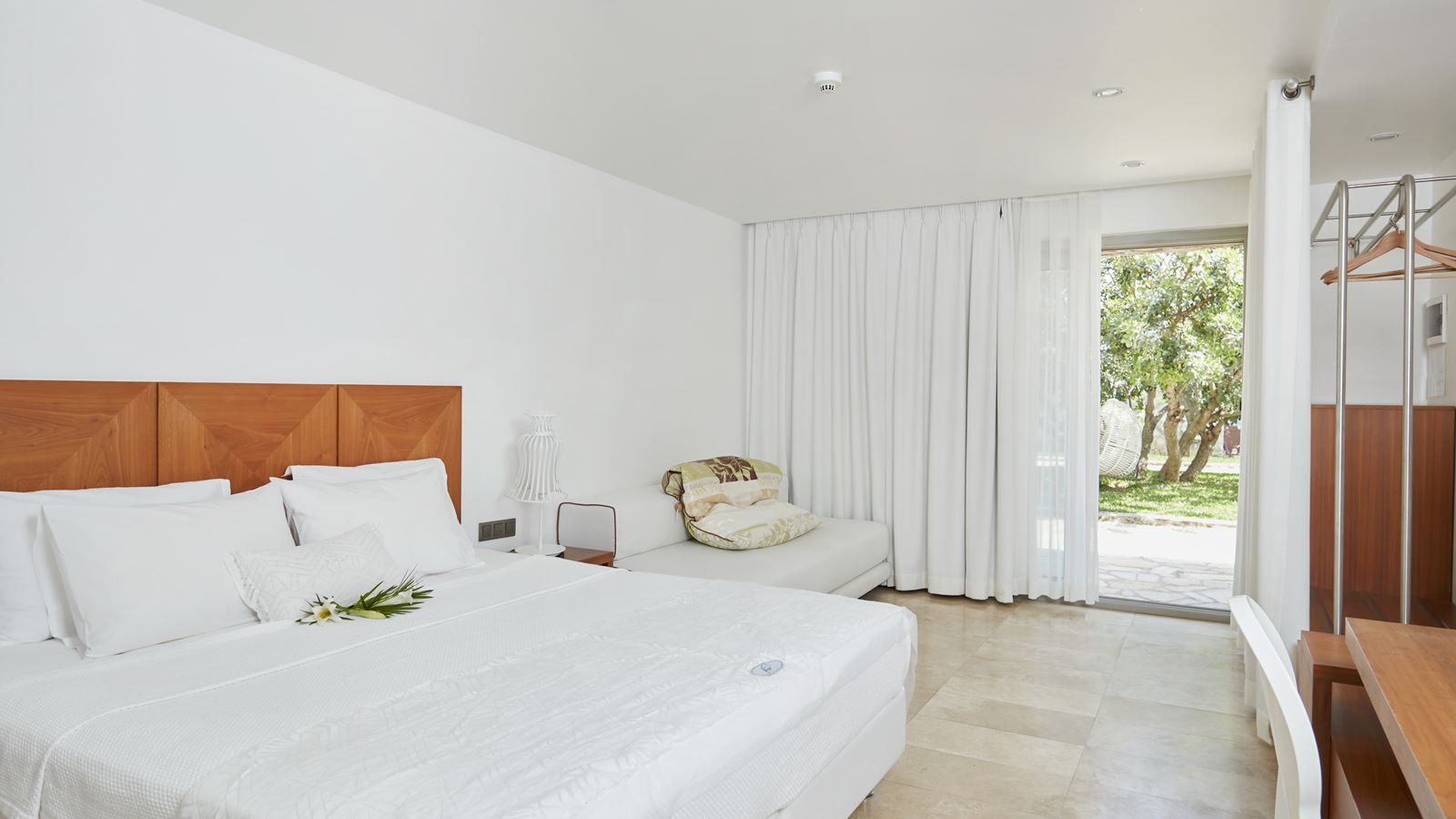 rooms-mansion-deluxe-room