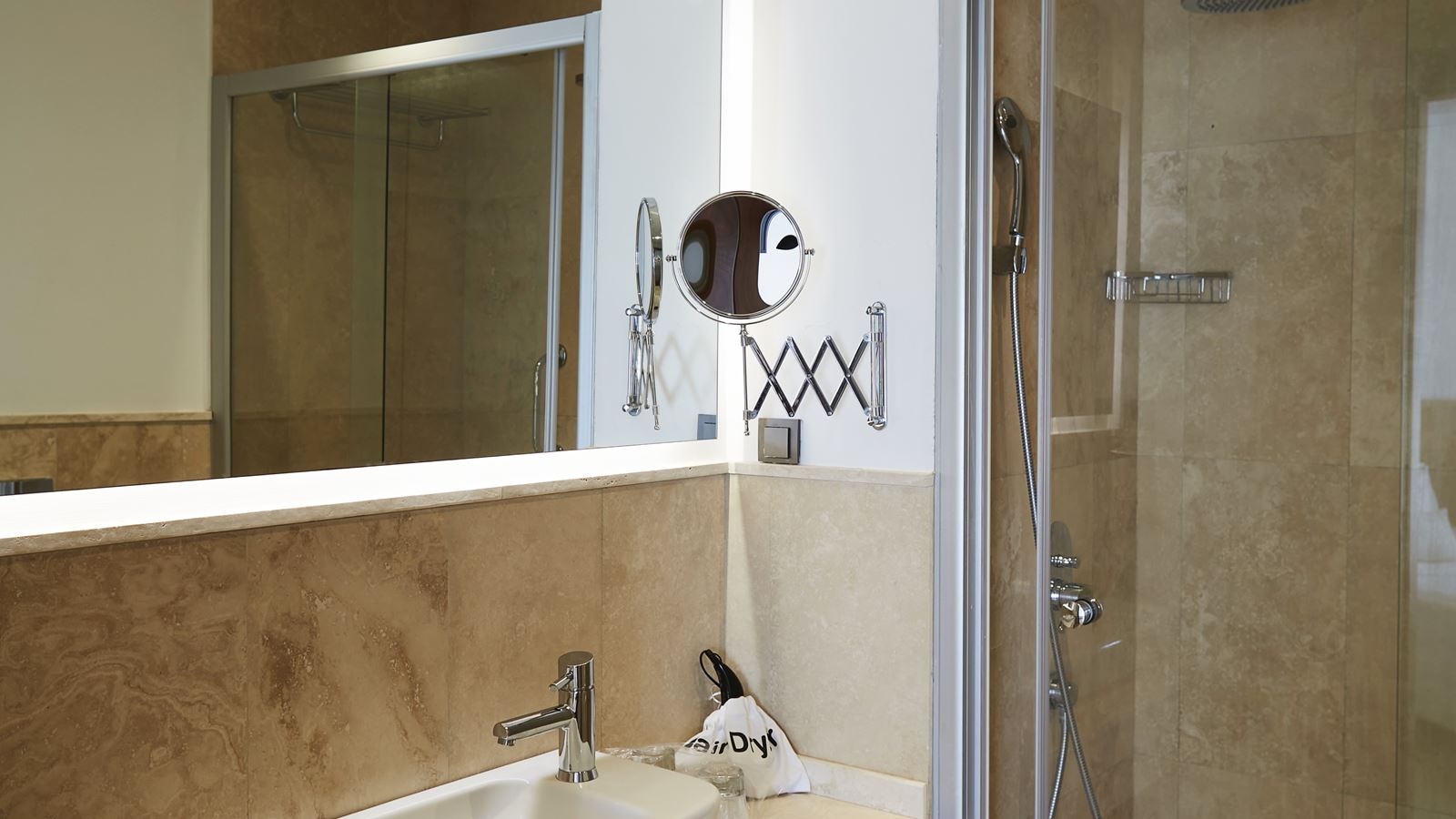 rooms-mansion-deluxe-room