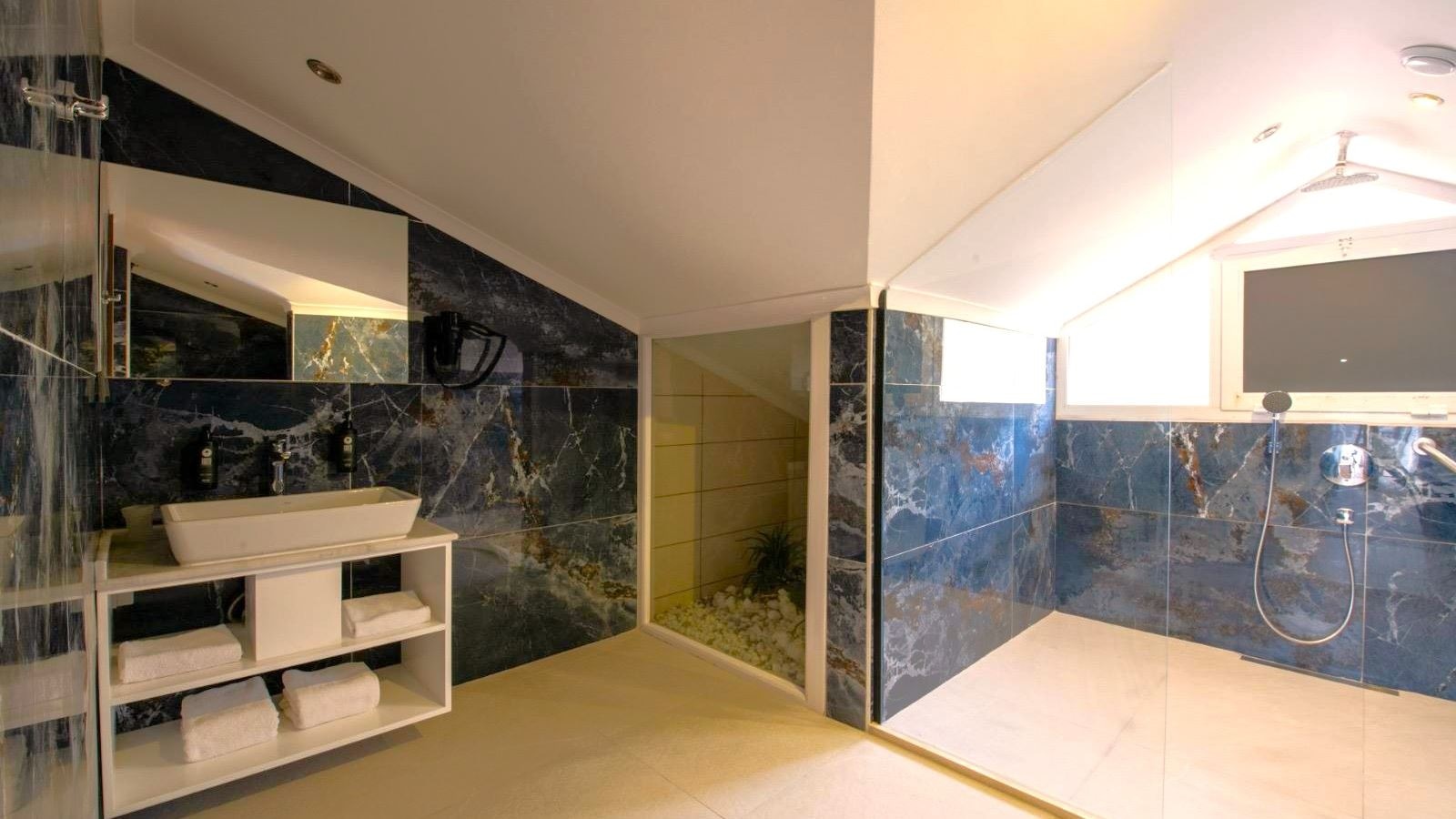 rooms-deluxe-jacuzzi-room