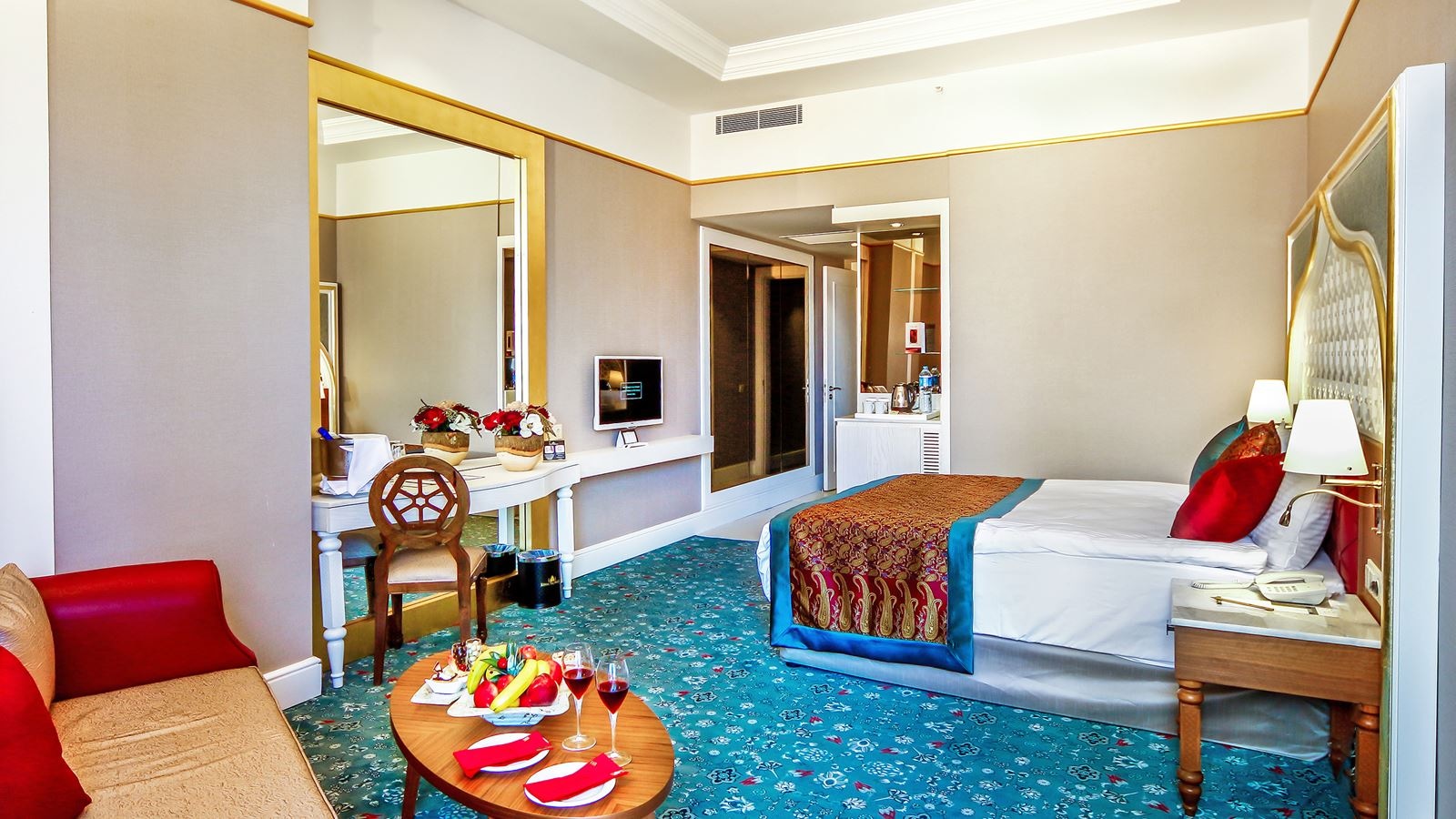 rooms-family-room-land-view