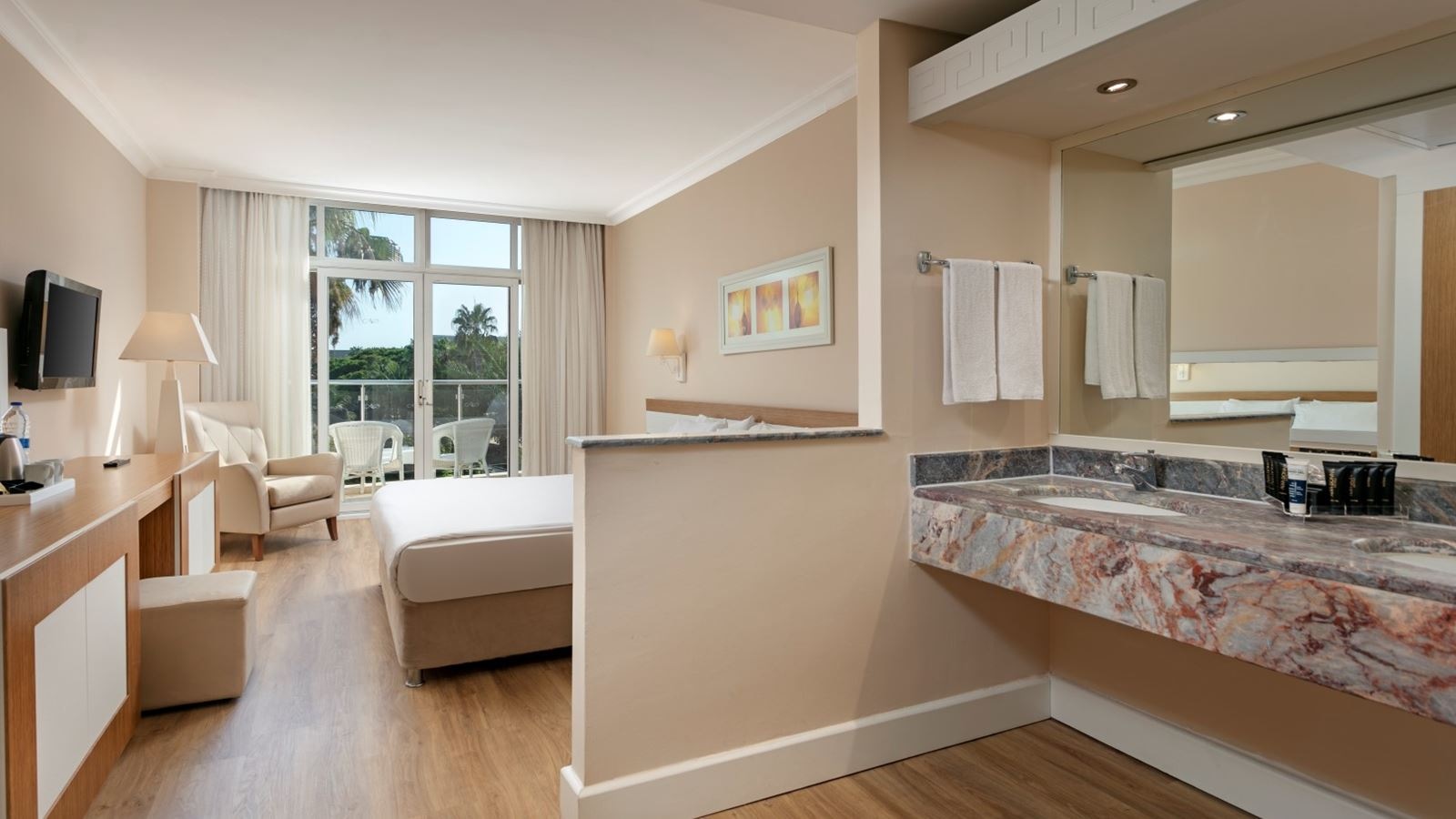 rooms-standard-room-pool-view