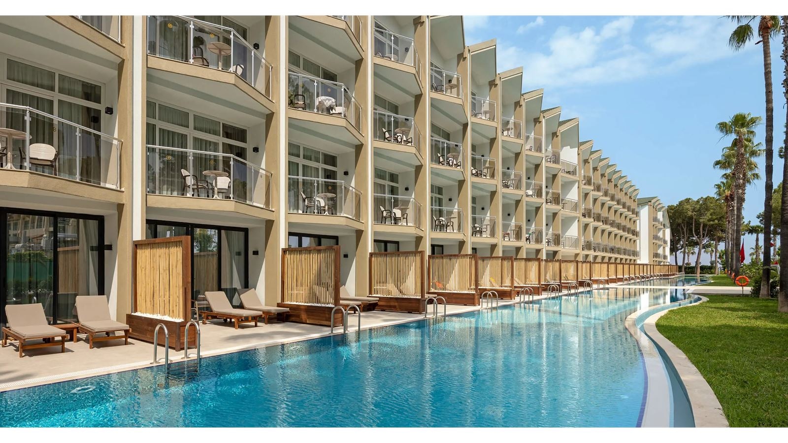 rooms-superior-swim-up-room