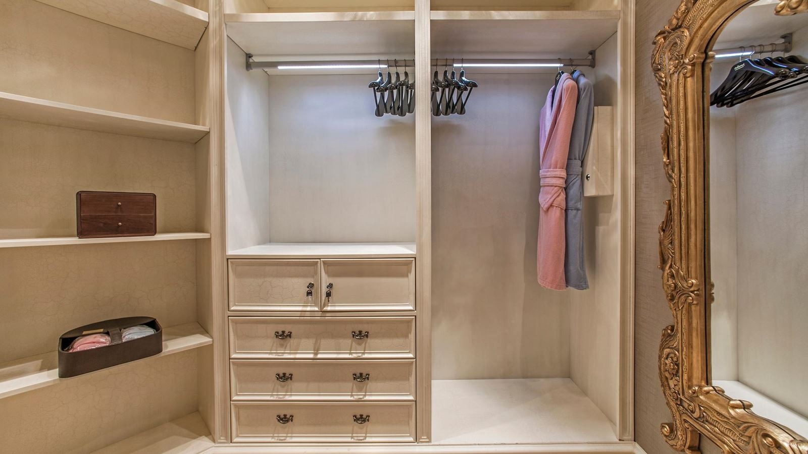 rooms-deluxe-room-swim-up-sea-view